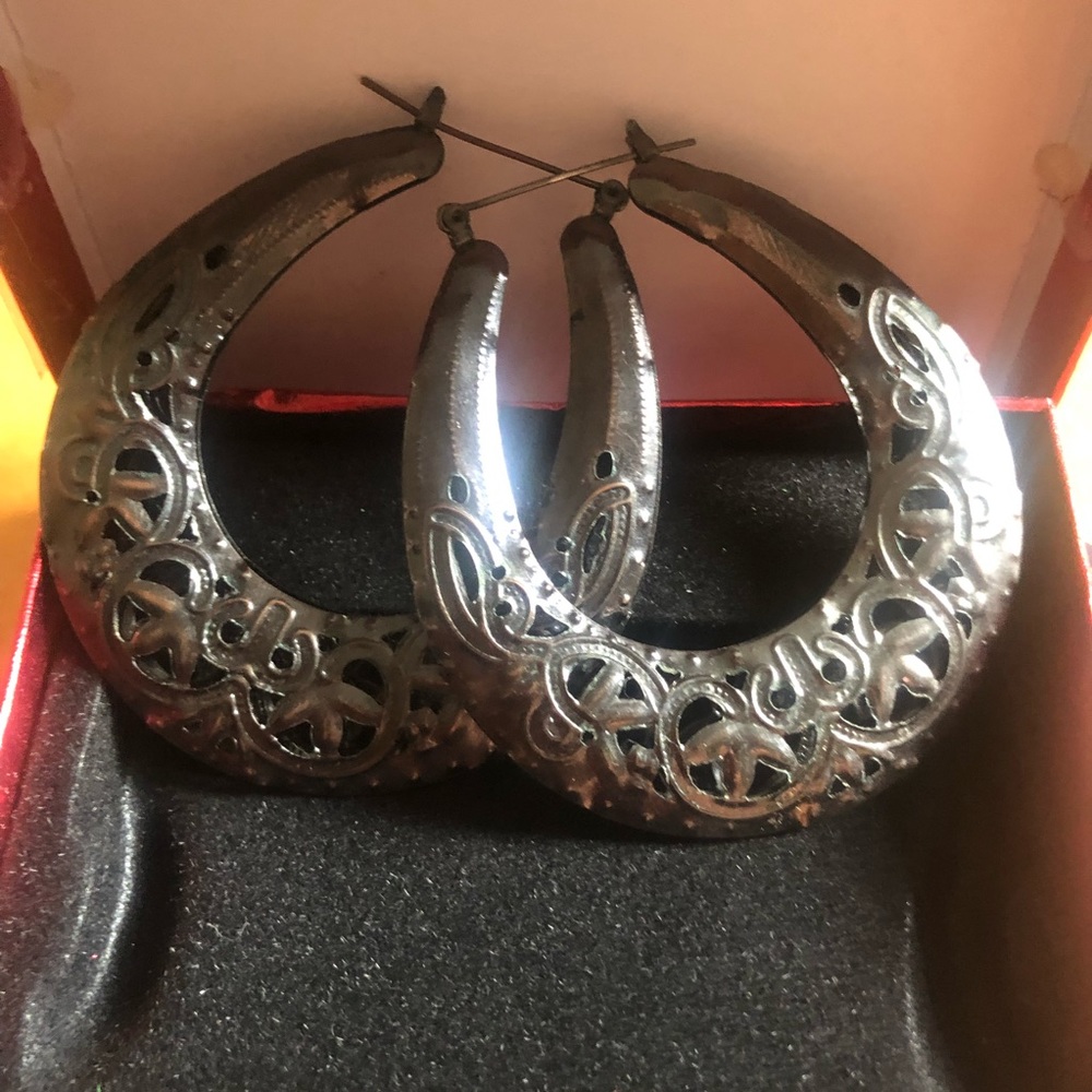 Women’s light weight hoop earrings